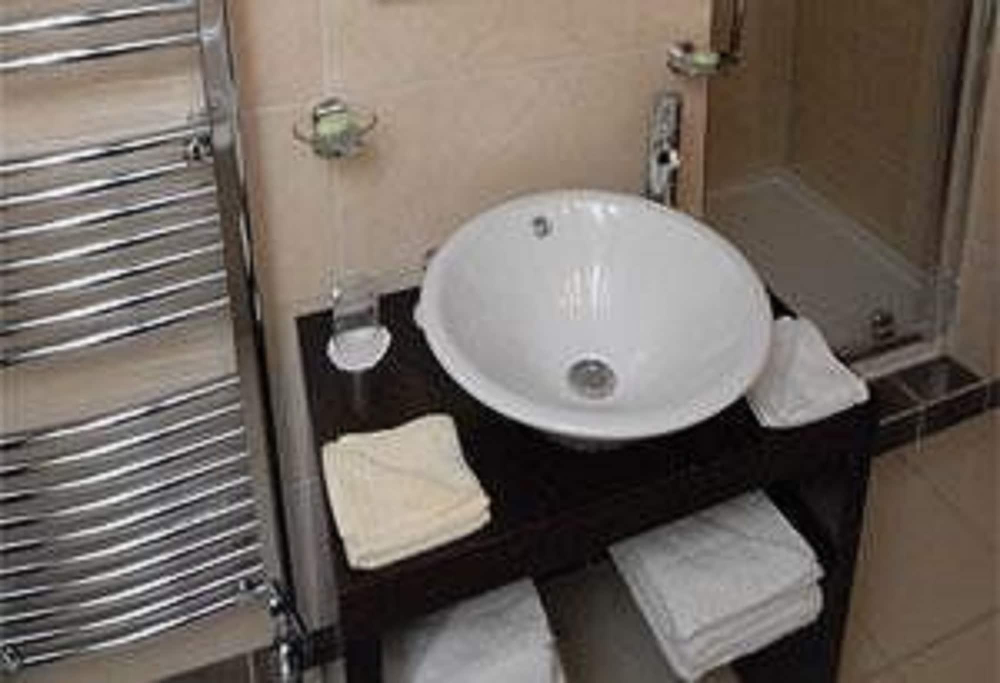 Barn Hotel London ريوسليب المظهر الخارجي الصورة