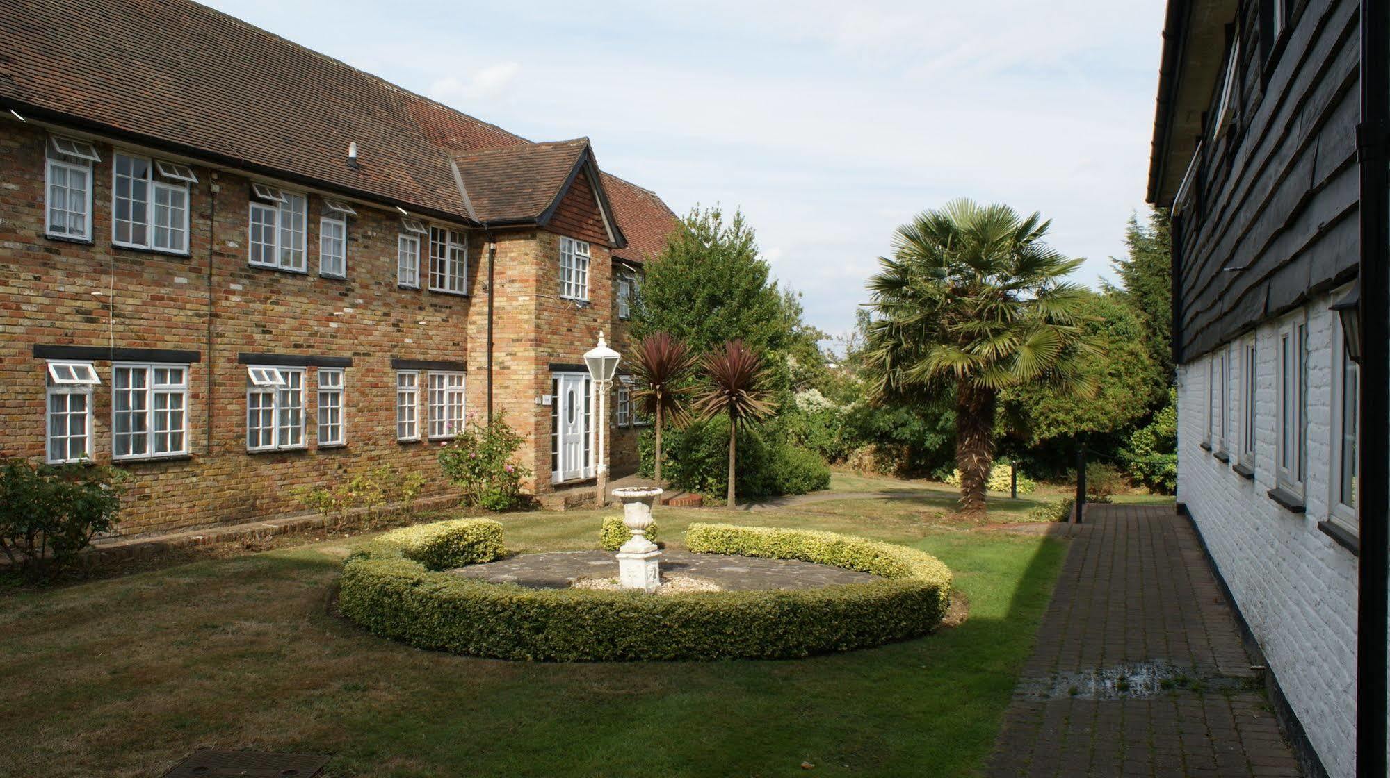 Barn Hotel London ريوسليب المظهر الخارجي الصورة